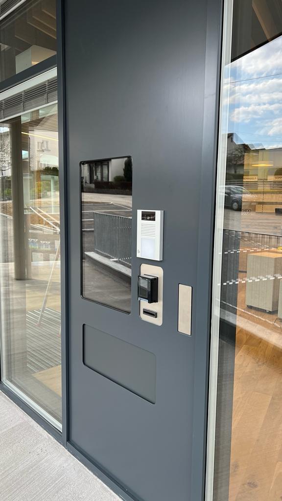 CareApo24 Terminal in einer öffentlichen Apotheke – diskret, barrierefrei, 24/7 verfügbar